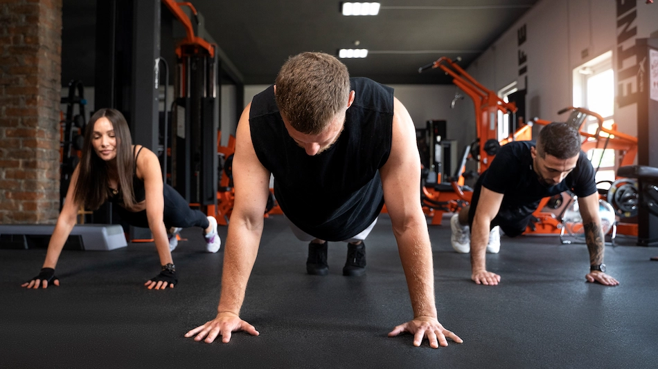 Grupo de personas haciendo entrenamiento funcional