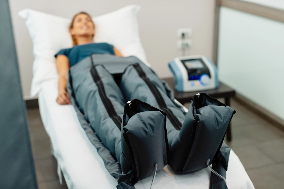 Primer plano del tratamiento de presoterapia en el centro de fisioterapia