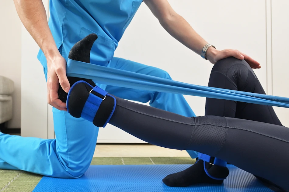 Fisioterapeuta realizando un tratamiento de rehabilitación deportiva.